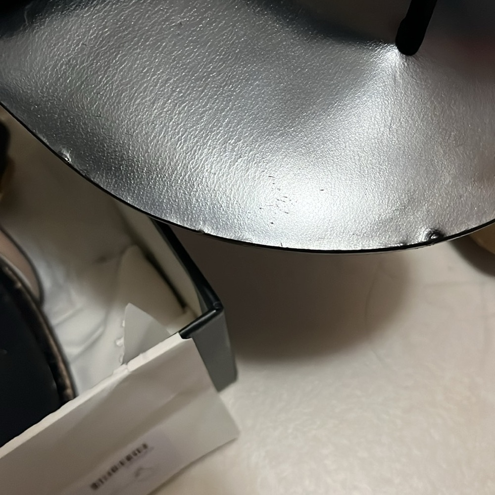 Gucci Black Sandals with Gold Logo - Picture 2 of 10